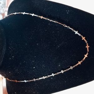 Goldtone. Cross link necklace